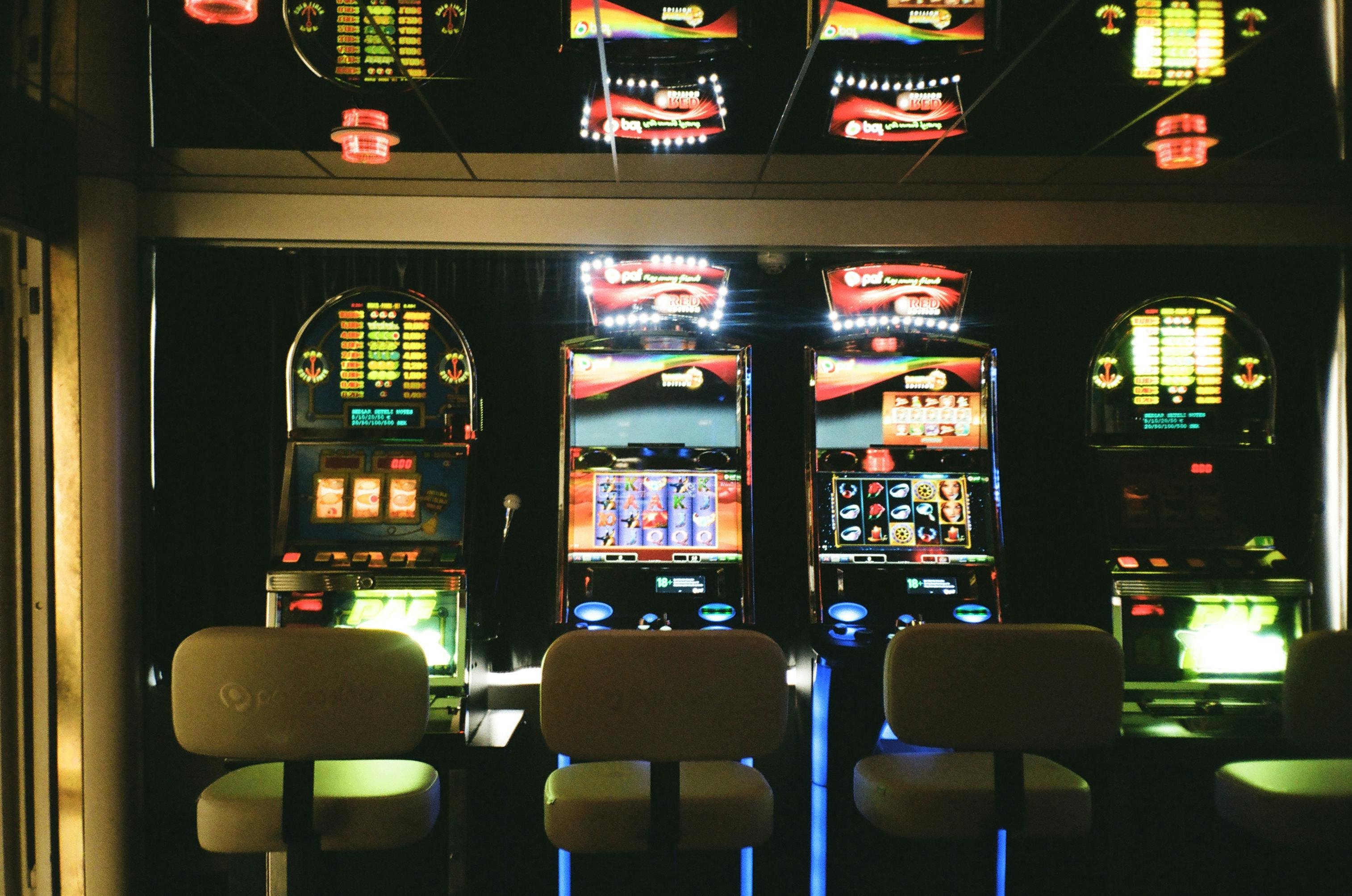 Studio live-dealer wwgslot dengan beberapa meja permainan dan dealer profesional
