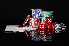 Dealer wwgslot membagikan kartu dalam permainan Lucky Twins dengan studio berkualitas tinggi