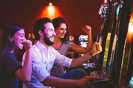 Studio Lucky Twins wwgslot dengan pencahayaan profesional dan kamera multi-angle