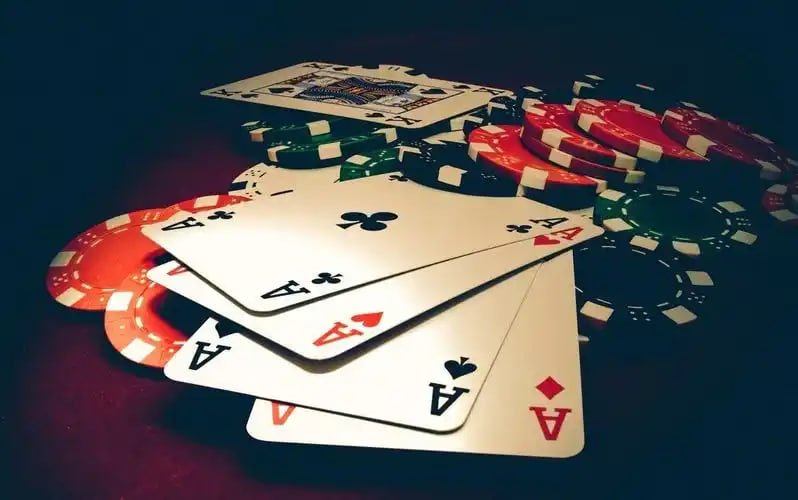 Dealer Lucky Twins profesional wwgslot menangani kartu dengan presisi